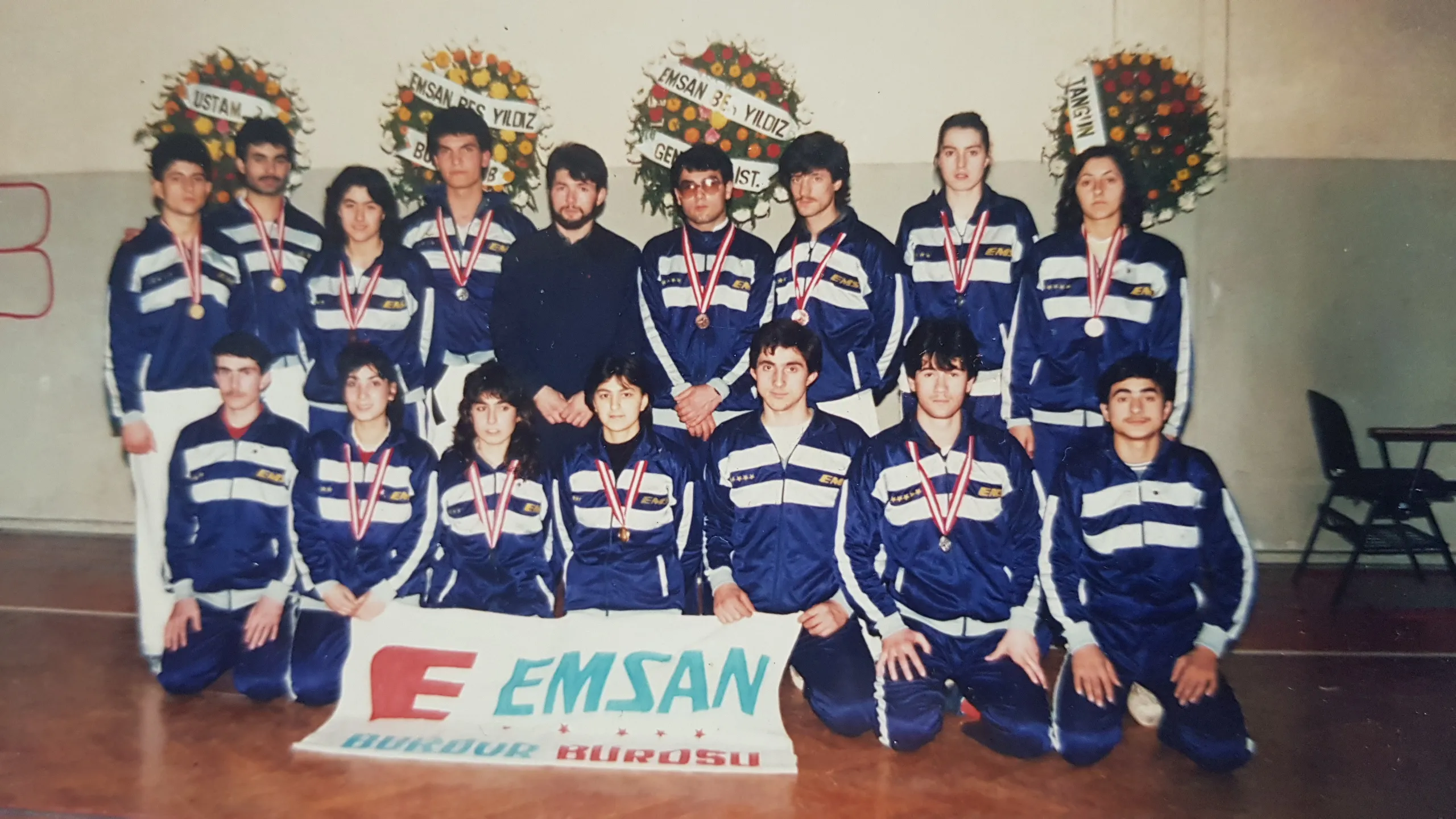 Şükrü Kınataş Teknik direktör olduğu Türkiye şampiyonluğu bulunan EMSAN lı sporcular